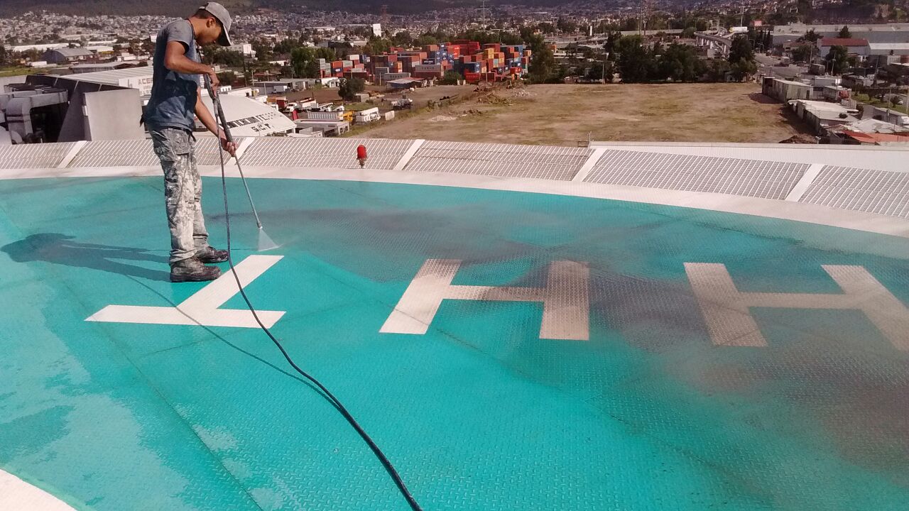 Aplicación de recubrimiento impermeable en azotea Aplicación de recubrimiento impermeable en azotea