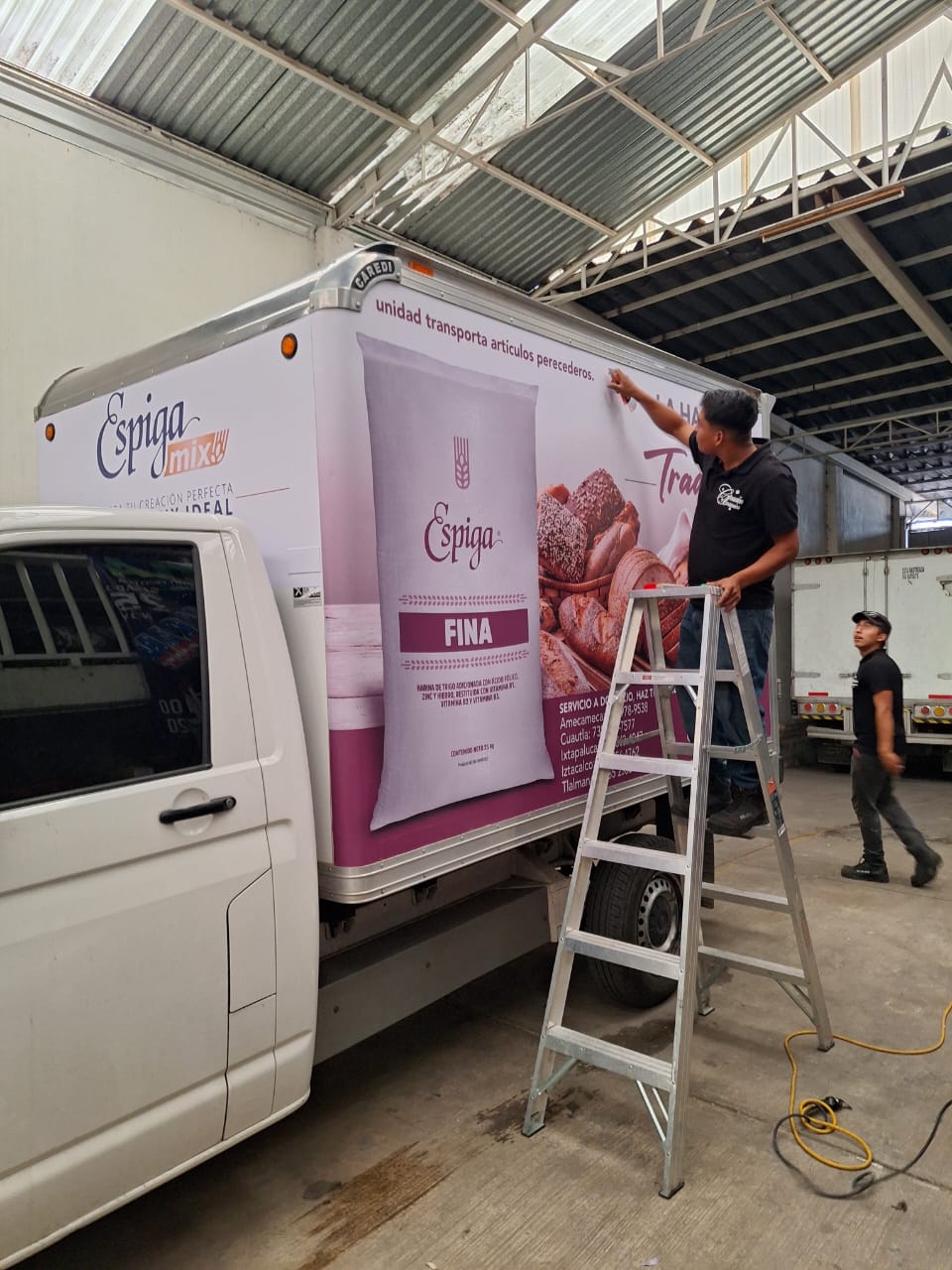 Rotulación con vinil en vehículo comercial Espiga Rotulación con vinil en vehículo comercial Espiga
